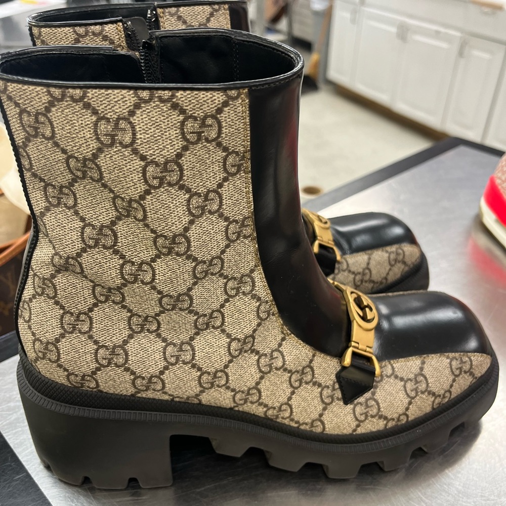 Gucci Ladies Boots size ( 40)